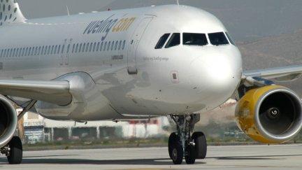 Un avión de la compañía Vueling, en la pista de despegue. / Foto: EP