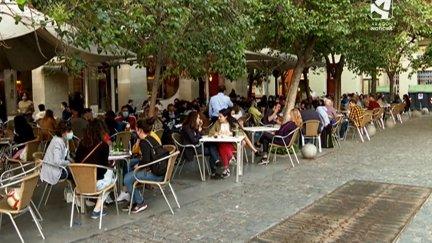 Una terraza llena de clientes en Zaragoza.