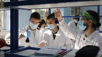 Varios estudiantes del Centro Público Integrado de Formación Profesional (CPIFP) Corona de Aragón. / Europa Press
