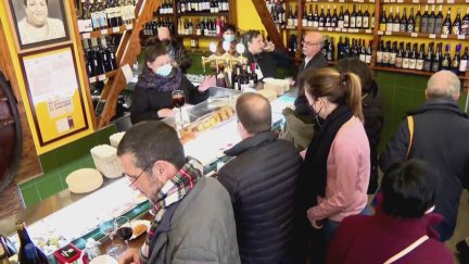 Barra llena de clientes en un bar de Zaragoza.