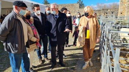 El consejero de Agricultura, Joaquín Olona, de visita este sábado en la Ferieta de Aínsa. / Europa Press