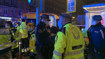 Agentes de la Policía Nacional, Policía Municipal de Madrid y Samur Protección Civil atienden a un menor de 15 años fallecido en la noche del sábado en Madrid. / Foto: EP.