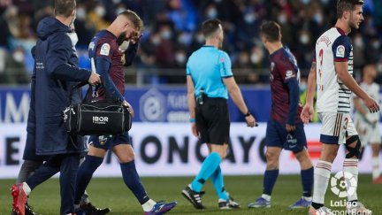 Jorge Pulido se retira con evidentes síntomas de dolor del duelo de ayer ante el Mirandés.