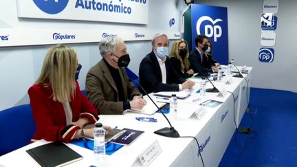 Jorge Azcón, en el centro, antes de comenzar el comité ejecutivo del PP aragonés.