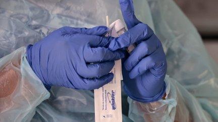 Un sanitario abre un test de COVID-19. / Foto: EP.