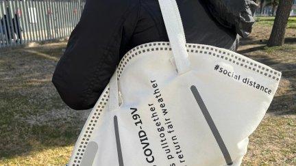Un bolso en formato mascarilla FP2, una de las tendencias que ha dejado la pandemia.
