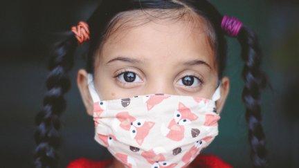 Una niña con mascarilla. / Pixabay