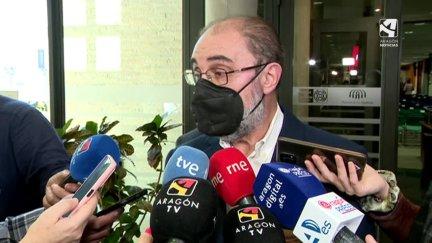 Javier Lambán atiende a los medios de comunicación este martes.