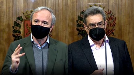 Jorge Azcón, alcalde de Zaragoza, y Julio Calvo, portavoz de Vox en el Ayuntamiento de la ciudad.