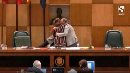El equipo económico del Ayuntamiento de Zaragoza se abraza después de que los presupuestos pasen el último trámite previo a su aprobación.