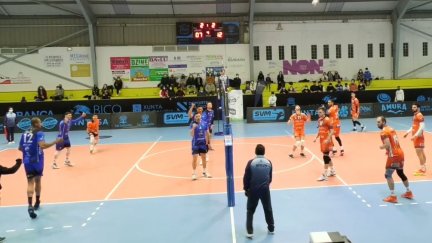 Una imagen del duelo disputado este sábado entre el San Sadurniño y el CV Teruel.