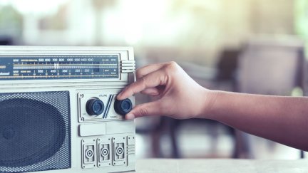 Una persona sintoniza una emisora en la radio.