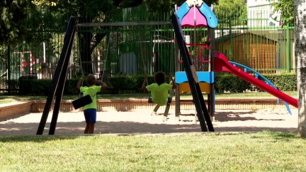 Niños jugando en un parque.