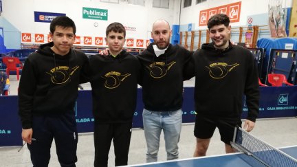 Los jugadores de School Global Spedition, con su entrenador Ricardo Pérez.