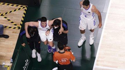 Carlos Alocén se retira lesionado de la pista del Unicaja de Málaga.
