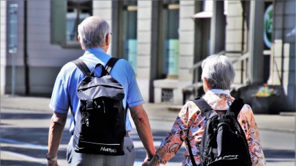 Dos personas pasean de la mano.