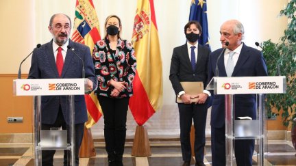 Javier Lambán, presidente de Aragón, junto a  Mariano Úcar, presidente de Faes Farma.
