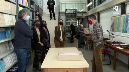 La consejera de Ciencia, Maru Díaz, durante su visita al IPE-CSIC de Jaca.