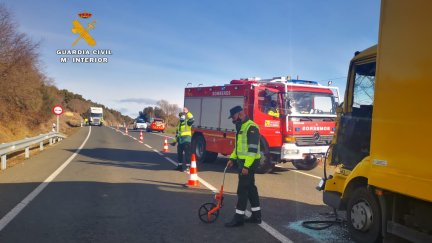 El siniestro ha cortado un carril de la carretera. / Foto: Guardia Civil.