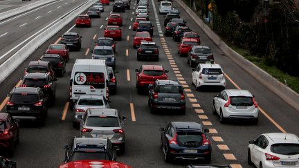 Imagen de archivo de una carretera llena de coches. / Foto: EP.