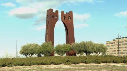 La Puerta de la Luz, acceso al barrio y a la ciudad por la A-23.