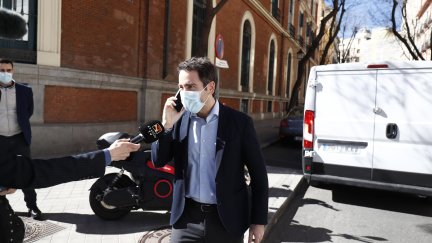 Teodoro García Egea a su llegada a Géneova, captado por Aragón TV.