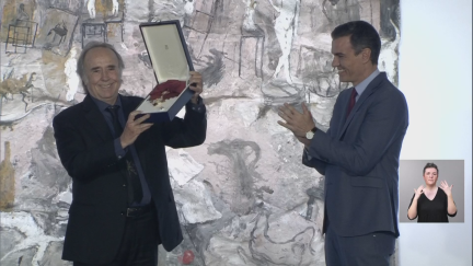 Serrat recibe la medalla de manos del presidente Pedro Sánchez.