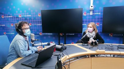 Conchi Cano, en el estudio de Aragón Radio.