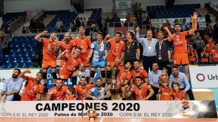 Los jugadores del CV Teruel celebran el título logrado en 2020.