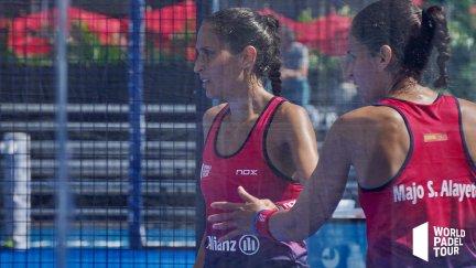 Las gemelas Sánchez Alayeto durante el encuentro de este jueves.