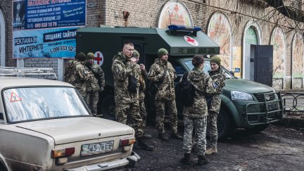Soldados del ejército ucraniano, ayer en Oblast de Donetsk, Ucrania. (Diego Herrera / Europa Press).