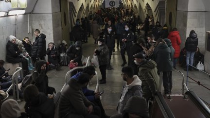 Ciudadanos refugiados en una estación de metro de la ciudad ucraniana de Kharkiv. (EFE/EPA/SERGEY KOZLOV)