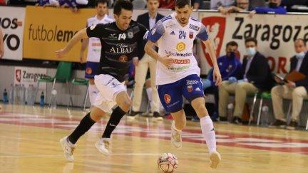 Adri Ortego controla un balón en el reciente encuentro ante el Valdepeñas.