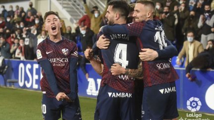 Los jugadores de la SD Huesca celebran el tanto del triunfo ante el Lugo.