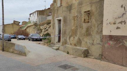 La Policía Local de Ejea ha acordonado la calle de Juliana Larena donde ha ocurrido el suceso. / Aragón Noticias