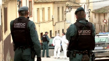 Dos agentes, en la zona donde tuvo lugar la reyerta.