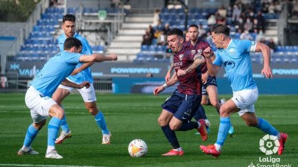 Joaquín intenta llevarse el balón en un lance del partido.
