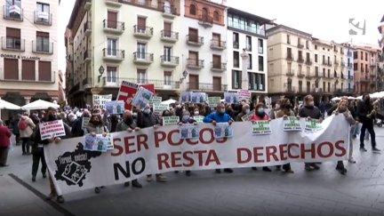 Imagen de la manifestación a su paso por la plaza del Torico en Teruel.