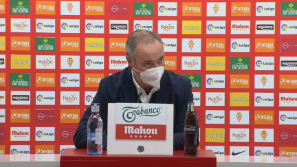 Juan Ignacio Martínez, en la sala de prensa de El Molinón.