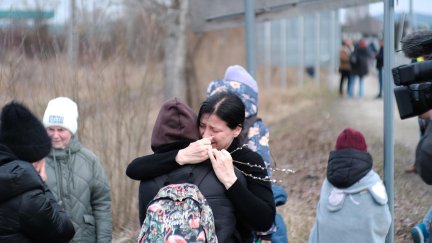 Civiles ucranianos llegan al puesto fronterizo de Beregsurány (Hungría). (EFE/ Luis Lidón)
