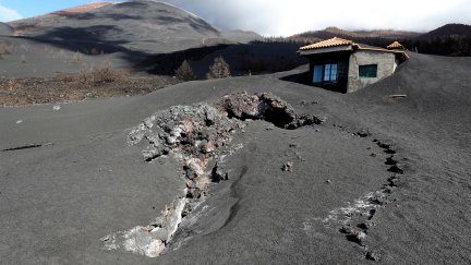 Una casa bajo la ceniza del volcán. / Foto: EFE/Elvira Urquijo Á.