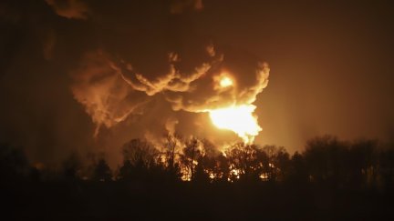 Un gran incendio en un depósito de almacenamiento de petróleo después de un ataque con misiles rusos, en Vasylkiv, cerca de Kiev. (EFE/EPA/ALISA YAKUBOVYCH).