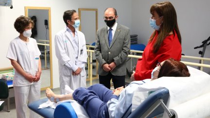 Lambán y Repollés durante la visita al centro de salud de La Almozara en Zaragoza.