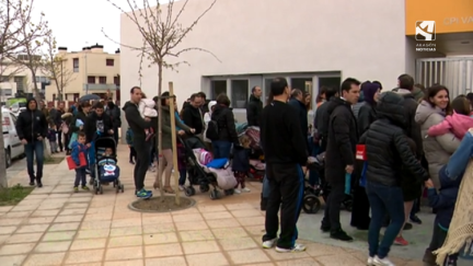 Familias a las puertas de un colegio.