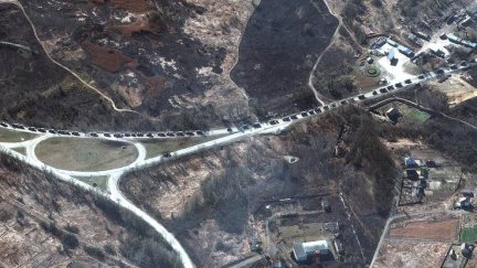 Imagen por satélite de una columna de vehículos militares rusos en Ucrania, cerca de Invankiv. (MAXAR TECHNOLOGIES).