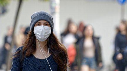 Se recomienda a los contactos estrechos extremar las precauciones.