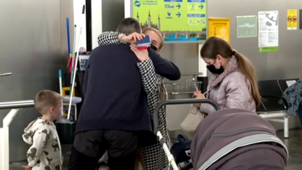 Imagen del reencuentro de una familia ucraniana en el aeropuerto de Zaragoza.