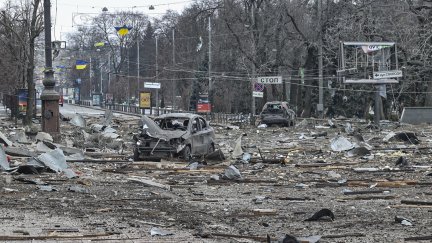 Vista de una calle tras un bombardeo ruso en Kharkiv, Ucrania. / EFE/Sergey Dolzhenko