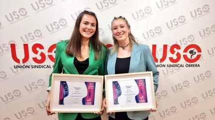 Liena (de verde) y Elma (de azul) posan con sus diplomas, tras recoger el premio, en Madrid.