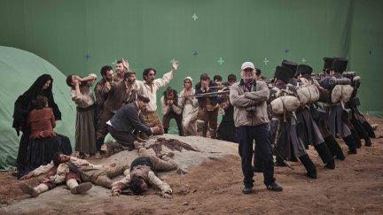 Carlos Saura en un momento del rodaje del corto 'Goya 3 de mayo'.